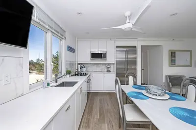 Image de Relax'n white & blue 1-Br Apt w/ Balcony!