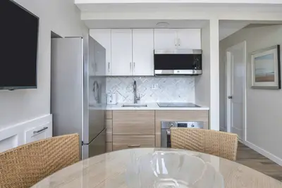 Image de Top Floor Beautiful White & Woody 1br w/Loft