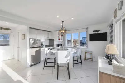 Image de Newly Renovated Luxe 1br+Bunkbed & Private Deck