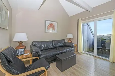 Image de Restful 1br w/ Loft, Top Floor & Close to the Beach