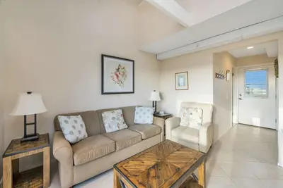 Image de Homeyfeels: Nearshore 1br with loft + Beach Access