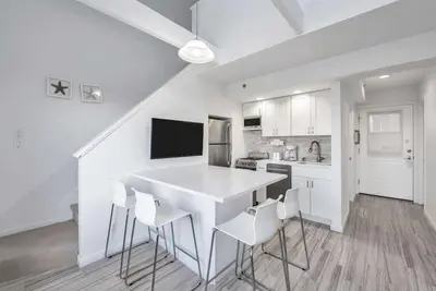 Image de Fancy 1 Br with loft Apt w/ 2 BTHs w/ balcony!