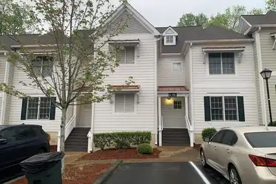 Image de Townhouse. Nearby amusement parks, beach, golfing historical attractions outlets