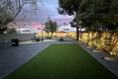 Image de Cheerful House in Central Phoenix Enclosed Backyard Close to Airport 🛫❤️