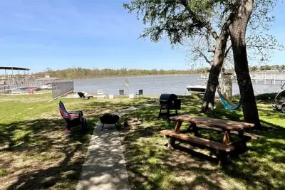 Image de Party on the Lake at Meeka's Cove!