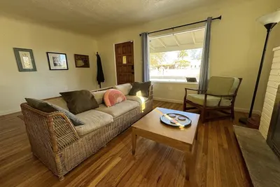 Image de 4br compound with 2 houses and Pool near Ua, downtown, good restaurants.
