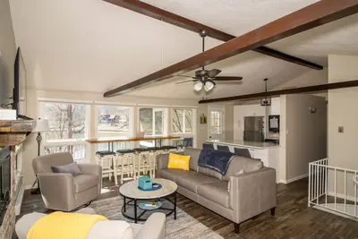 Image de Sunny Waterfront Retreat!