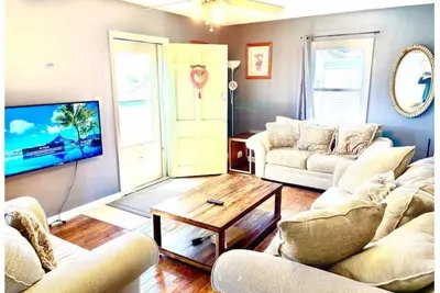 Image de 5 bedroom 2 bathroom house, Walk to Notre Dame, safe area