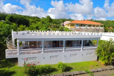 Image de 10 Mins From the Airport and Beach