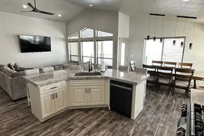 Image de New Bear Lake home minutes from Garden City, Gorgeous views, and Private Hot Tub