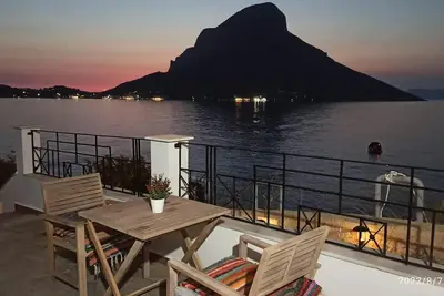 Image de Beachside Retreat - Sleeps 4, Terrace & Views