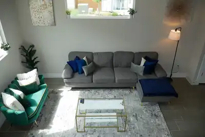 Image de King Bed, Minutes from Downtown and Pearl, Entire House
