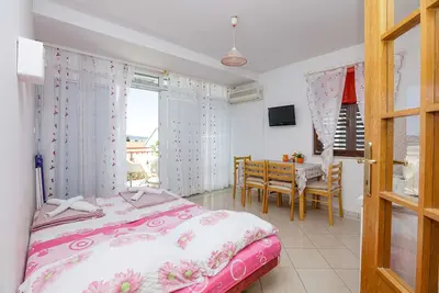 Image de Appartement d'une chambre avec la terrasse et la vue sur le mer Biograd na Moru, Biograd (A-21048-a)
