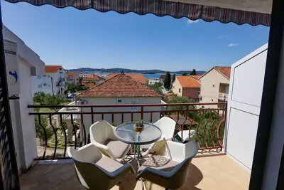 Image de Appartement d'une chambre avec la terrasse et la vue sur le mer Biograd na Moru, Biograd (A-21048-b)