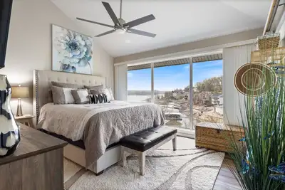 Image de Posh Penthouse-Top Floor, Waterfront, Pools, & Pickleball!