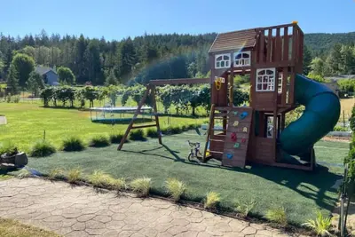Image de Pnw Countryside Estate with jetted bathtub and game room