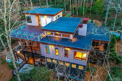 Image de Whispering Pines | Exquisite Modern Home with Hot Tub & Guest Suite