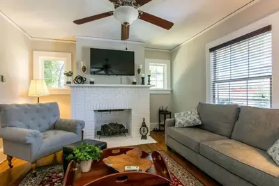 Image de Roomy 5br Bungalow w/ Backyard | Walk to Downtown