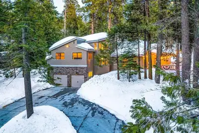 Image de This house is a 4 bedroom(s), 3 bathrooms, located in Shaver Lake, Ca.