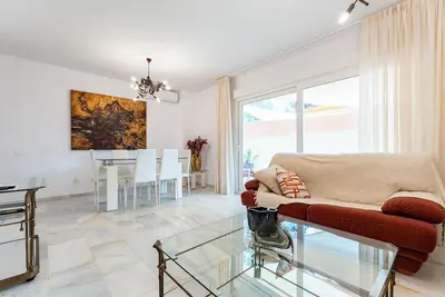 Appartement 'Ramon Y Cajal' avec piscine partagée, Wi-Fi et climatisation