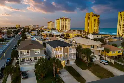 Image de Spacious, luxury beach townhouse with4 large bedrooms one block from the beach!