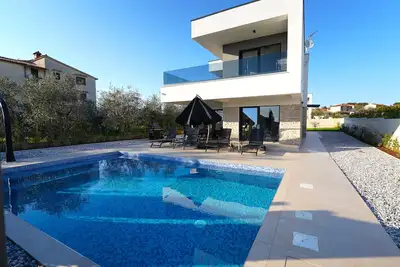 Image de Villa Summerfield modern with salt water pool