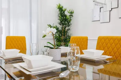 Image de Family home close to town centre, park and blue water.