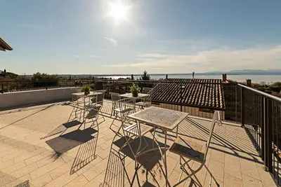Image de Regarda - \"G&J - 1 floor\" modern onebedroom apartment with roof terrace