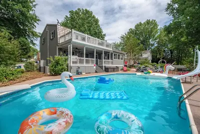 Image de \"Lakeshore Estate\"- Next to Lake Norman, Pool, Incredible Game Room & Hot tub