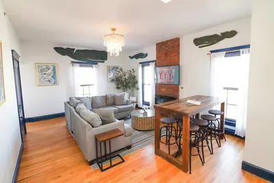 WestEnd Large Penthouse walk to Old Port w\/Parking
