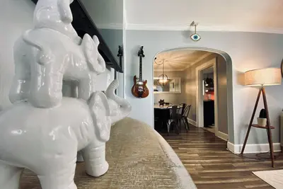 Image de Newly renovated three bedroom townhome\/condo close to downtown.