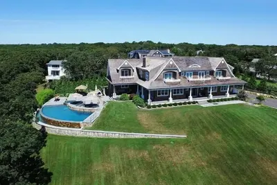 Image de Amazing Montauk Estate with water views, private pool, close to town. . .