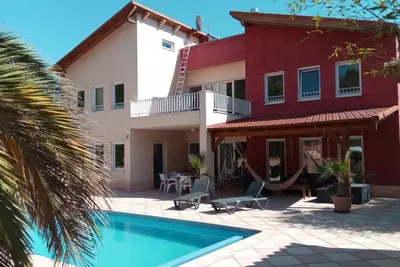 Image de Spacieuse villa moderne avec galerie et piscine chauffée