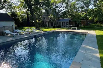 Image de Amazing Amagansett/Eh Getaway. Walk to town and Beach. Hot tub and Pool!