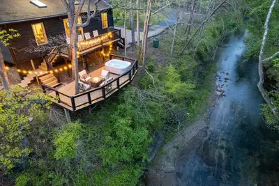 Image de Cabin on 2 acres River access, Fire Pit, & Hot tub