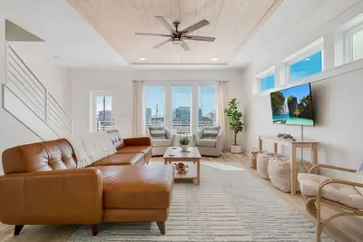 Image de Luna's Lagoon - Unit 2 · *Brand New* Steps to Beach ~ Spacious 4 Br/3. 5 Ba