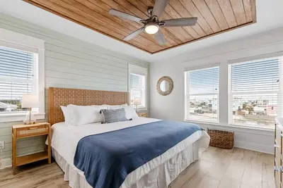 Image de Aleyna's Lookout Unit 1 · *Brand New* Steps to Beach ~ Spacious 4 Br/3. 5 Ba