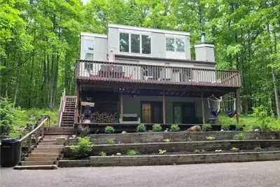 Image de Fall Cabin Getaway in Bellaire, Mi\nSleeps 10 •  Wine • Restaurants • Fall Colors