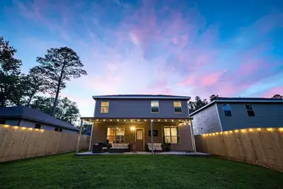 Image de Waterpoint LakeConroe/Food + Wedding Venues Lrg Yard/Covered Patio + Game Garage