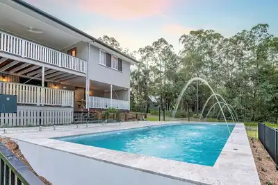 Image de Your luxury retreat, tucked beneath the Glass House Mountains.