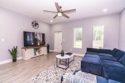 Newly Built in 2023! 2 hole Putt-Putt, Fire-Pit, Huge Fenced Backyard, Lake View