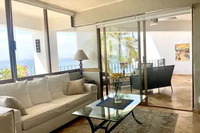 Image de Stunning Oceanfront Condo with roof top pool in the heart of Puerto Vallarta!