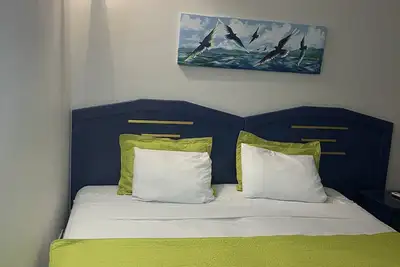 Image de Remodeled apartments close to restaurants, beach, shops, .
