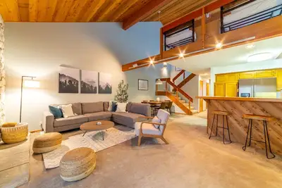Image de Clean and Modern Snowcreek (2 Br+Loft, Rare 3 Bath). Hot Tub. In unit W\/D