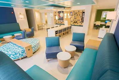 Image de Spacious Family Suite W/ Swimming Pool, Shuttle Service to Orlando Theme Parks!