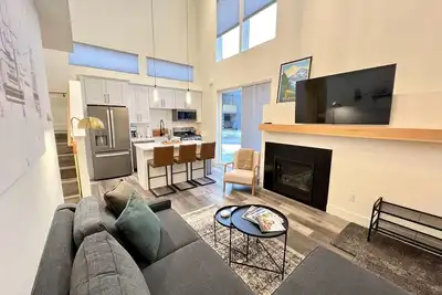 Image de 15 Mins. to Ski Resort, Clubhouse Hot Tub + Steam Room, 5 Mins. to Downtown Wf