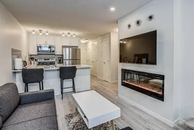 Image de Cozy New Suite in South Calgary