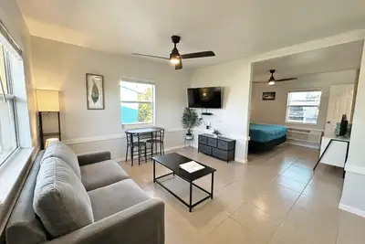 Image de Tropical King Cottage with Heated Pool & Full Kitchen - Near Beach!