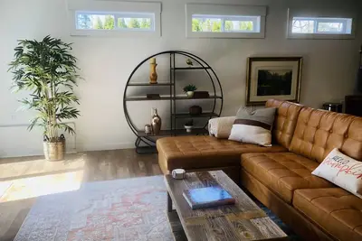 Image de Quiet Haven Steps to All. Gated, Fenced, King Bed!