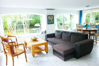 Image de appartement très lumineux de 65m2 au rdc d'une maison avec grand jardin, piscine